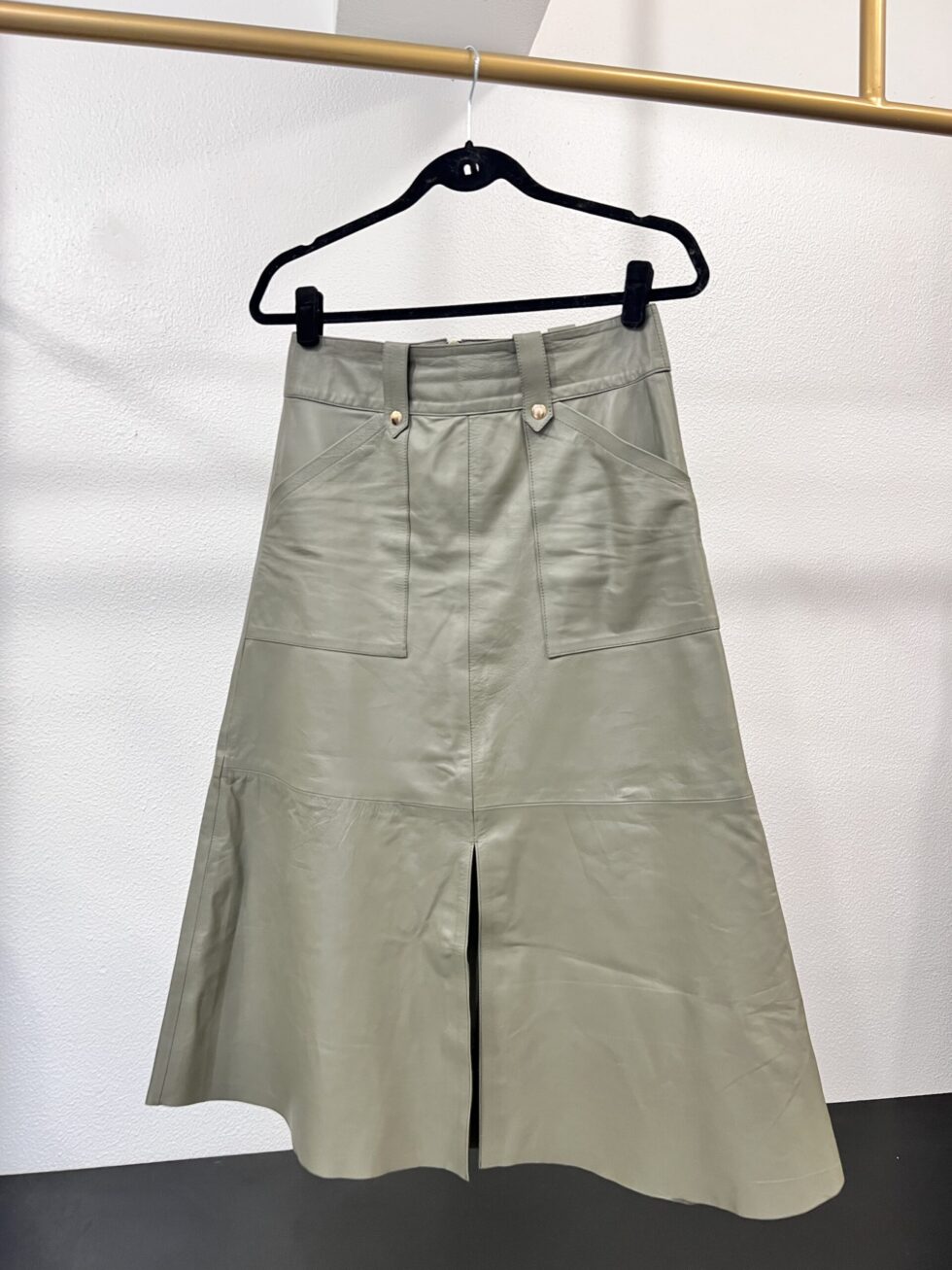 Saia Midi Ilhós e Bolsos