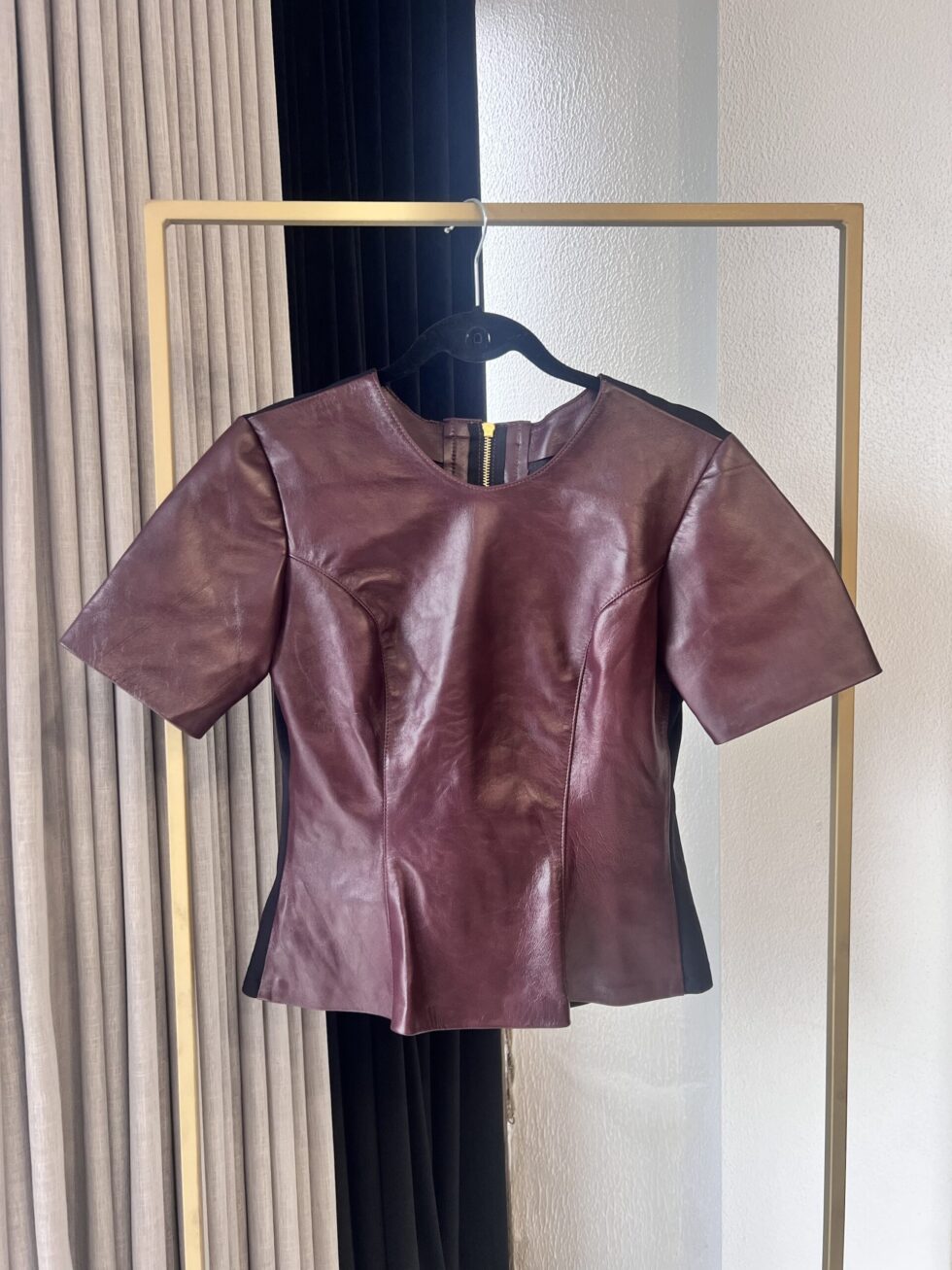 Conjunto T-Shirt Couro e Malha e Saia Midi - Imagem 2