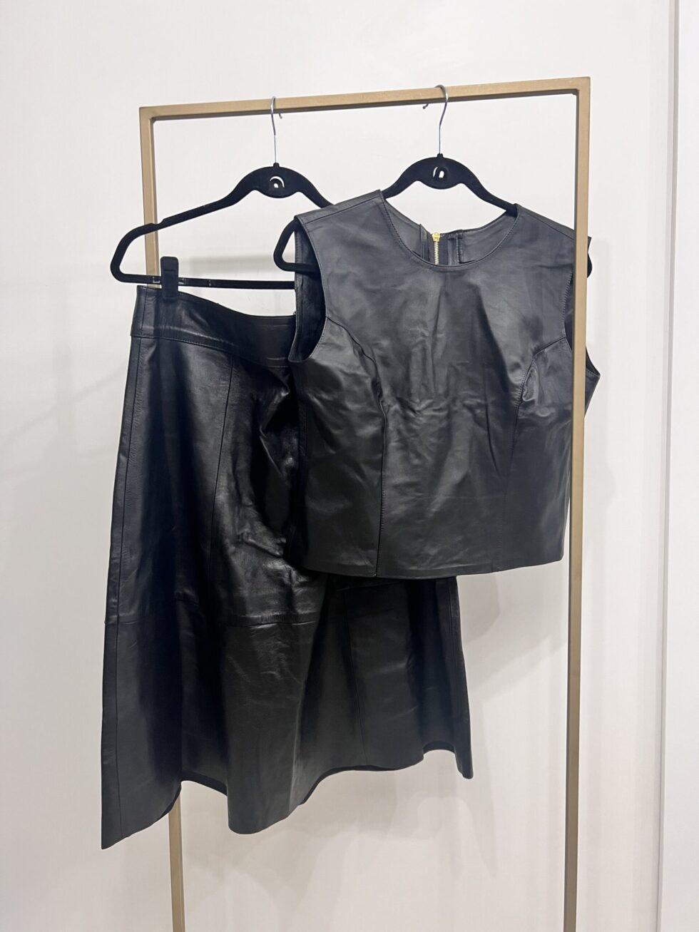 Conjunto Cropped Regata e Saia Midi Tradicional Preto