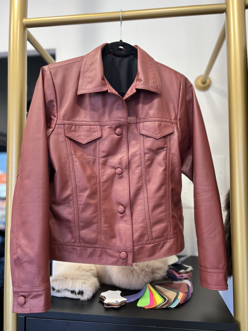 Conjunto Jaqueta Modelo Jeans e Saia Midi Fenda Frontal - Imagem 3